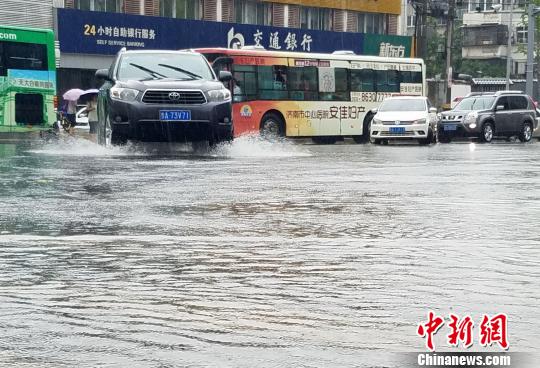 由于雨势过大,济南市区地势低洼的地段出现大面积积水。 秋歌 摄 由于雨势过大,济南市区地势低洼的地段出现大面积积水。 秋歌 摄