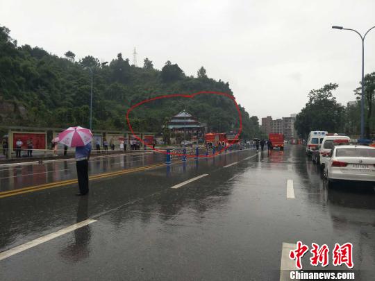 事发加油加气站(红圈处)周围已被封锁。 钟欣 摄 事发加油加气站(红圈处)周围已被封锁。 钟欣 摄