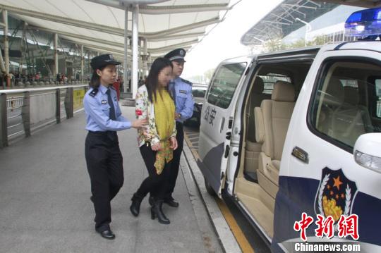 警方抓获外逃经济犯罪嫌疑人。警方供图 警方抓获外逃经济犯罪嫌疑人。警方供图