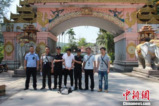 警方抓获外逃经济犯罪嫌疑人。警方供图 警方抓获外逃经济犯罪嫌疑人。警方供图