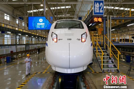 图为CRH5G型技术提升动车组车头。 张远 摄 图为CRH5G型技术提升动车组车头。 张远 摄