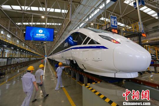 图为CRH5G型技术提升动车组采用“海豚”型车头。 张远 摄 图为CRH5G型技术提升动车组采用“海豚”型车头。 张远 摄