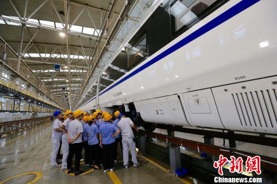 图为工作人员对动车组进行“体检”。 张远 摄 图为工作人员对动车组进行“体检”。 张远 摄