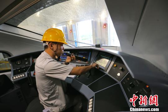 图为工作人员对动车组进行“体检”。 张远 摄 图为工作人员对动车组进行“体检”。 张远 摄