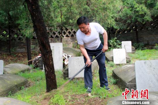 赵玉山在烈士墓园内锄草。 于俊亮 摄 赵玉山在烈士墓园内锄草。 于俊亮 摄