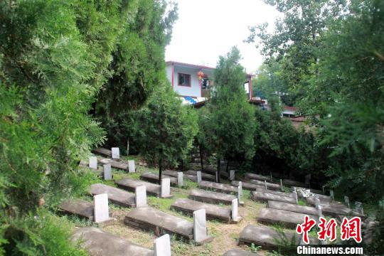 赵玉山的家与烈士墓仅一墙之隔。 于俊亮 摄 赵玉山的家与烈士墓仅一墙之隔。 于俊亮 摄