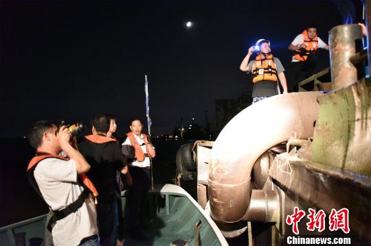 执法人员查获非法采砂船只 谢奇 摄 执法人员查获非法采砂船只 谢奇 摄