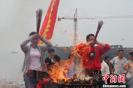 当地人在现场祭拜海神,用古老传统习俗祈福。 张西竹 摄 当地人在现场祭拜海神,用古老传统习俗祈福。 张西竹 摄
