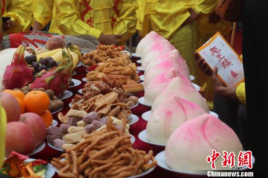 “神饭宴”拉开帷幕。当地数十家餐馆在半小时内做出特色美食。 张西竹 摄 “神饭宴”拉开帷幕。当地数十家餐馆在半小时内做出特色美食。 张西竹 摄
