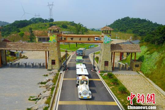 百里荒进行“农旅结合”扶贫 周星亮 摄 百里荒进行“农旅结合”扶贫 周星亮 摄
