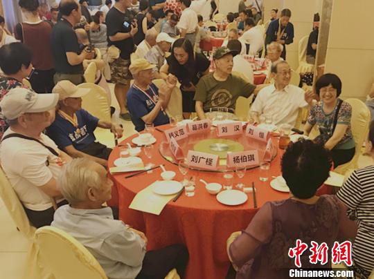 6日上午十时,30余位抗战老兵在南京中央饭店集结。 杨颜慈 摄 6日上午十时,30余位抗战老兵在南京中央饭店集结。 杨颜慈 摄