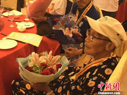 102岁的抗战老兵刘靖。 杨颜慈 摄 102岁的抗战老兵刘靖。 杨颜慈 摄