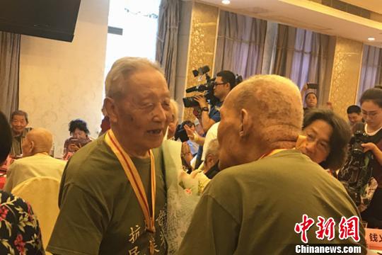 抗战老兵再聚首。 杨颜慈 摄 抗战老兵再聚首。 杨颜慈 摄