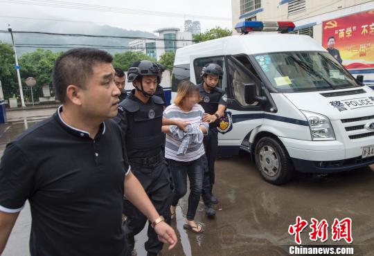 警方将胡某霞押解回国。 杭州警方供图 警方将胡某霞押解回国。 杭州警方供图