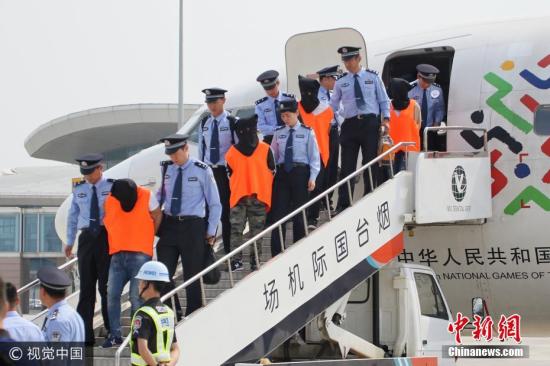 资料图:特大电信网络诈骗案嫌犯被押解回国。唐克 摄 图片来源:视觉中国 资料图:特大电信网络诈骗案嫌犯被押解回国。唐克 摄 图片来源:视觉中国