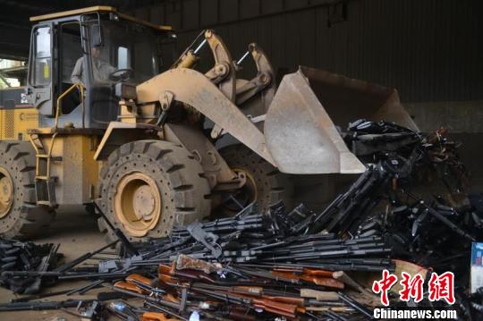广东警方集中销毁枪支71200余支 钱文攀 摄 广东警方集中销毁枪支71200余支 钱文攀 摄