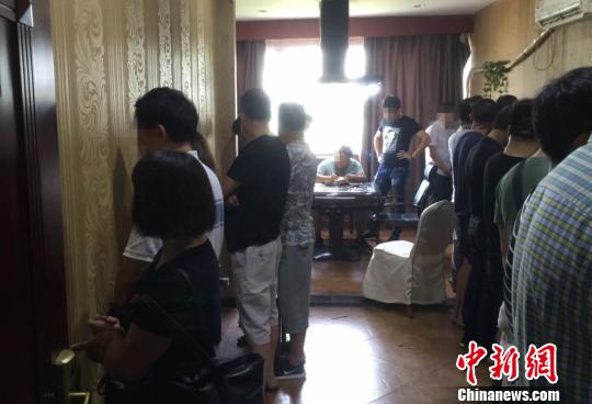 图为:抓捕现场。富阳警方供图 图为:抓捕现场。富阳警方供图