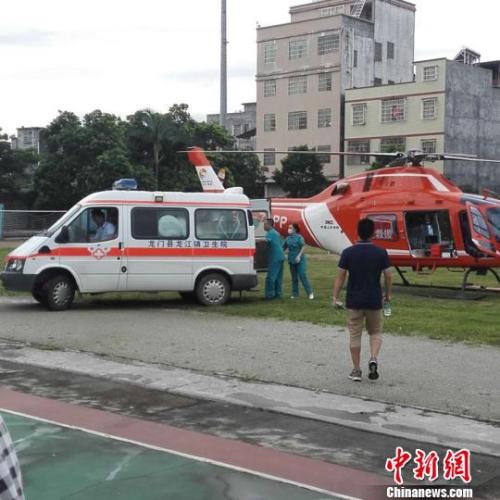 图为惠州市医疗应急救援直升机在现场抢救伤员。 严初 摄 图为惠州市医疗应急救援直升机在现场抢救伤员。 严初 摄
