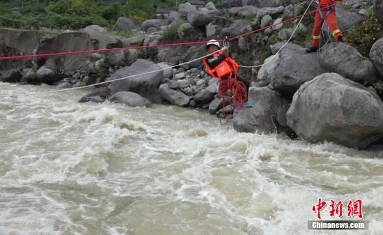 资料图:四川凉山一名孩子被暴雨困住。王驰 摄 资料图:四川凉山一名孩子被暴雨困住。王驰 摄
