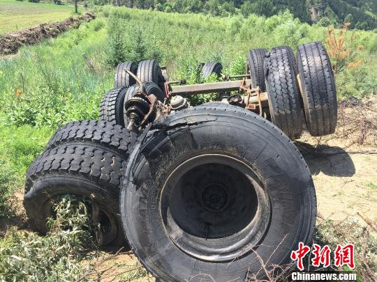 大货车车轴与车身分离 张帆 摄 大货车车轴与车身分离 张帆 摄