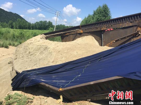 事故大货车车厢里装满了沙子 张帆 摄 事故大货车车厢里装满了沙子 张帆 摄