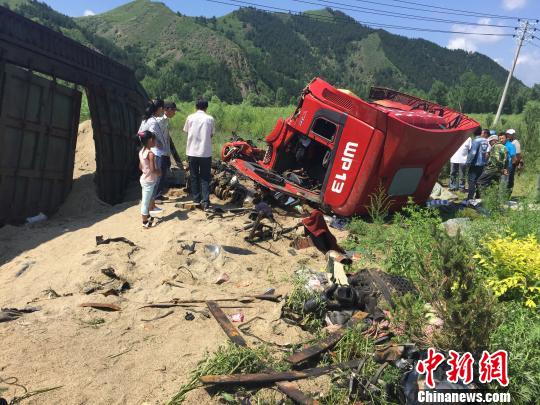 当地村民围观事故车辆 张帆 摄 当地村民围观事故车辆 张帆 摄