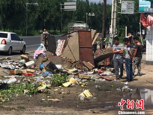事故发生后,旅游大巴车遗留的杂物 张帆 摄 事故发生后,旅游大巴车遗留的杂物 张帆 摄
