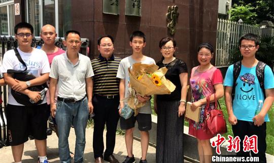 慕忠濠与家人朋友合影。 段正阳 摄 慕忠濠与家人朋友合影。 段正阳 摄