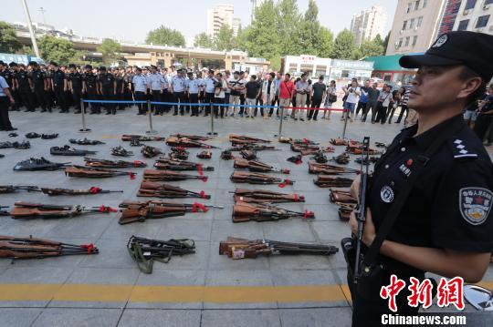 图为警方收缴的部分非法枪支。 宁晓波 摄 图为警方收缴的部分非法枪支。 宁晓波 摄