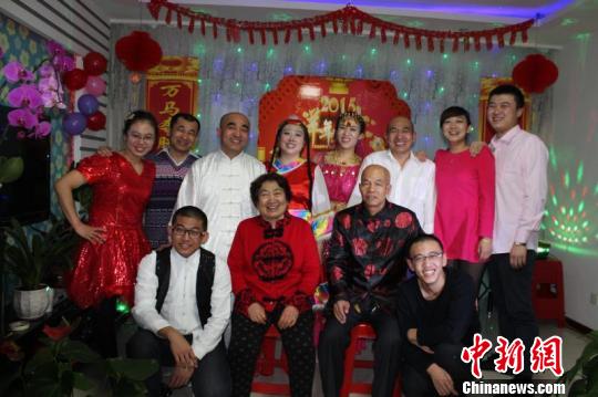 全国第一届文明家庭刘世勋的全家福。 全国第一届文明家庭刘世勋的全家福。