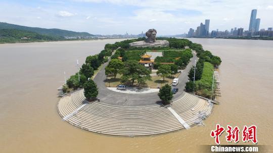 湘江长沙站水位退出警戒水位,橘子洲“梳洗”待开园。 杨华峰 摄 湘江长沙站水位退出警戒水位,橘子洲“梳洗”待开园。 杨华峰 摄