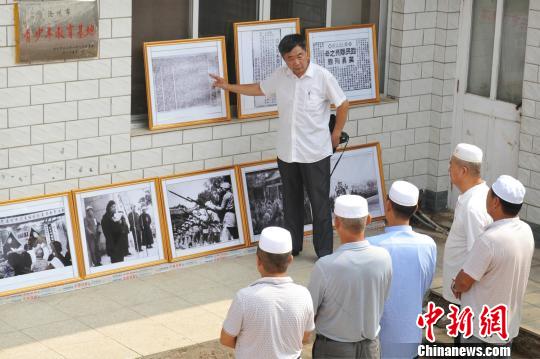 图为赵文岭在影展上向参观者介绍影展展出内容。 苑立伟 摄 图为赵文岭在影展上向参观者介绍影展展出内容。 苑立伟 摄