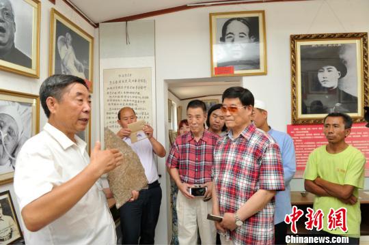 图为赵文岭(左)在影展上向马本斋之子、海军航空兵原副政委马国超(右二)介绍影展中陈列的实物。 苑立伟 摄 图为赵文岭(左)在影展上向马本斋之子、海军航空兵原副政委马国超(右二)介绍影展中陈列的实物。 苑立伟 摄