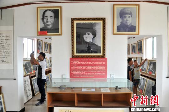 图为群众在赵文岭家中参观马本斋与回民支队事迹图片展。 苑立伟 摄 图为群众在赵文岭家中参观马本斋与回民支队事迹图片展。 苑立伟 摄