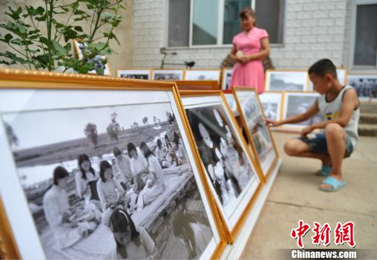 图为群众在赵文岭家中参观马本斋与回民支队事迹图片展。 苑立伟 摄 图为群众在赵文岭家中参观马本斋与回民支队事迹图片展。 苑立伟 摄