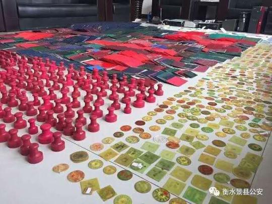 图为警方查获、扣押伪造的国家、企事业单位各种假证及印章。警方提供 图为警方查获、扣押伪造的国家、企事业单位各种假证及印章。警方提供