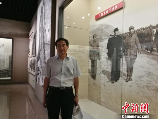 山西省长治市武乡县7日举办第七届八路军文化旅游节。图为朱德元帅外孙刘进参观八路军太行纪念馆。 李娜 摄 山西省长治市武乡县7日举办第七届八路军文化旅游节。图为朱德元帅外孙刘进参观八路军太行纪念馆。 李娜 摄