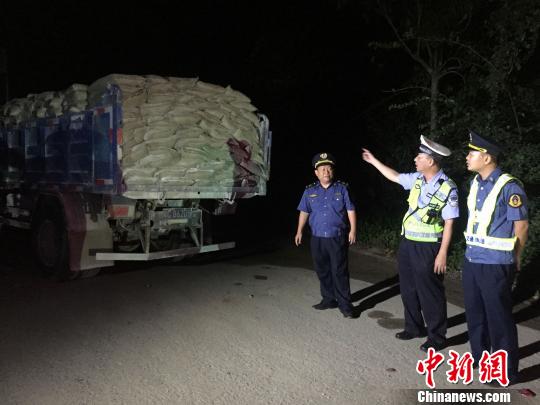 图为海南路政部门执法人员夜间查车。(资料图) 陈长吉 摄 图为海南路政部门执法人员夜间查车。(资料图) 陈长吉 摄