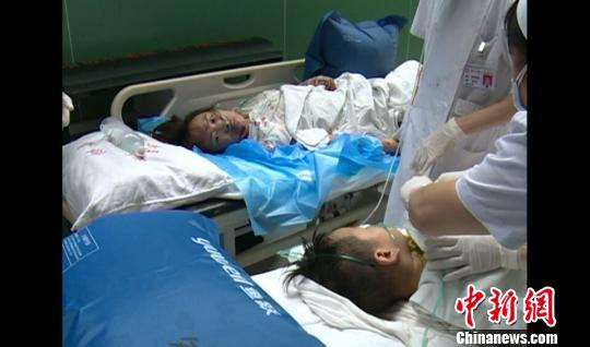 图为大巴侧翻事故中伤者正在接受救治 严初 摄 图为大巴侧翻事故中伤者正在接受救治 严初 摄