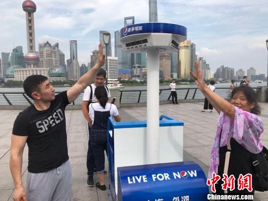 外滩移动喷雾器不仅降温,更让人心情舒畅。 王子涛 摄 外滩移动喷雾器不仅降温,更让人心情舒畅。 王子涛 摄