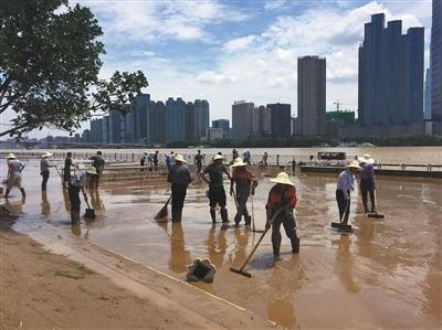 7月7日,工作人员在长沙橘子洲景区内清淤。 新京报记者 孙瑞丽 摄 7月7日,工作人员在长沙橘子洲景区内清淤。 新京报记者 孙瑞丽 摄