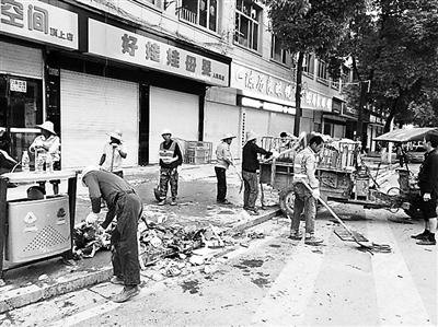 工作人员在清理街道上的垃圾 摄影/本报记者 付垚 工作人员在清理街道上的垃圾 摄影/本报记者 付垚