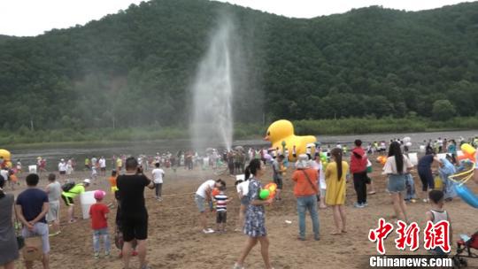 黑龙江省伊春市自然水域泼水大战 千人湿身狂欢 。 解培华 摄 黑龙江省伊春市自然水域泼水大战 千人湿身狂欢 。 解培华 摄