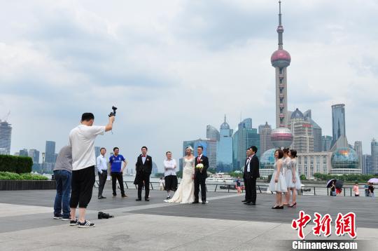 一对新人在外滩拍摄婚纱照。 张霁平 摄 一对新人在外滩拍摄婚纱照。 张霁平 摄