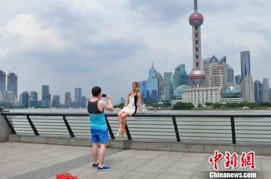 高温天气下来外滩游玩的外国游客兴致不减。 张霁平 摄 高温天气下来外滩游玩的外国游客兴致不减。 张霁平 摄