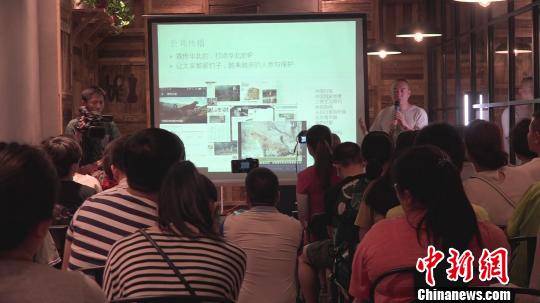 8日下午,一场名为“人豹安居城”的公益讲座在山西太原北美新天地举行,近百名动物爱好者慕名前往。 屈丽霞 摄 8日下午,一场名为“人豹安居城”的公益讲座在山西太原北美新天地举行,近百名动物爱好者慕名前往。 屈丽霞 摄