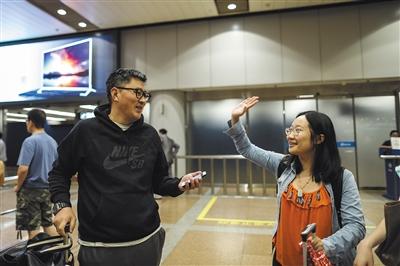 制伏飞机上袭击者的中国男子侯爽与同机乘客挥手告别。 制伏飞机上袭击者的中国男子侯爽与同机乘客挥手告别。