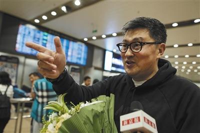 昨日,首都机场T2航站楼,制伏了达美航空上袭击者的中国乘客侯爽谈事发细节。本版摄影/新京报记者 彭子洋 昨日,首都机场T2航站楼,制伏了达美航空上袭击者的中国乘客侯爽谈事发细节。本版摄影/新京报记者 彭子洋