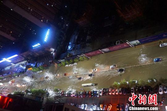 狂风暴雨下,汽车在街道积水中艰难前行。 李岩 摄 狂风暴雨下,汽车在街道积水中艰难前行。 李岩 摄