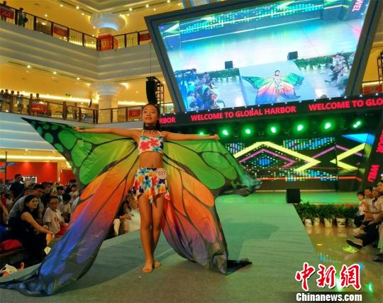 童模常州T台秀个性 魏佳文 摄 童模常州T台秀个性 魏佳文 摄